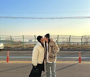 자이언트핑크, ♥연하 사업가와 도로 위에서 뽀뽀 "촉감 좋아서 맞대는 거"