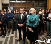 수교 60주년 기념 영상 시청하는 박진 외교부 장관과 타마라 모휘니 주한 캐나다 대사대리