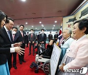 칠곡군 할머니들이 만든 대형 연하장 보는 윤 대통령 부부