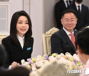 '칠곡할매글꼴' 주인공 할머니들과 대화하는 김건희 여사