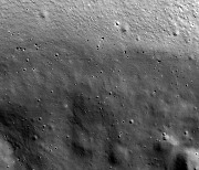 ‘다누리’의 NASA 카메라가 찍었다... 달 분화구 음영지역 선명