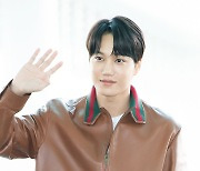 [현장포토] "엑소엘 반가워"...카이, 다정한 손인사