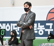 [JB포토] 선수들의 플레이를 지켜보는 장창곤 감독