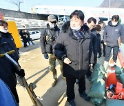 화천산천어축제 주말 강우 예보에 얼음판 사수 '비상'