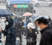 사람다니는 길에 버스정류소가···보행로 34% ‘유효 도보폭’ 미달