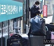 "공짜라도 한국 안가"… 中누리꾼, 공항서 '노란색 카드' 걸게한 韓비난