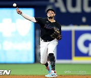 다저스도 움직이나…타깃은 10년차 유격수, "보강 움직임 있다" MLB.com