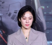 [T포토] 김현주 '故강수연 선배 생각에 붉어진 눈시울'