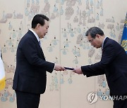 신임장 수여하는 윤석열 대통령