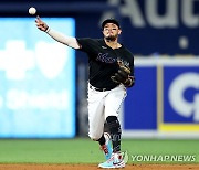 터너 놓친 MLB 다저스, 주전 유격수로 로하스 재영입