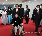 '칠곡할매글꼴' 주인공들 만난 윤석열 대통령 내외