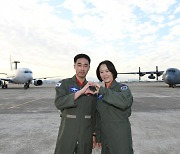 공군 최초 '부부 비행대대장' 탄생… 김익규·김민지 중령