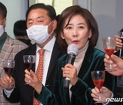 사표 던진 나경원 "잠깐의 소음이 순리를 막을 순 없다" 잠행