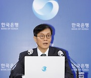 금융통화위원회 후 기자간담회 하는 이창용 총재