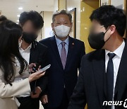 '이태원 참사 무혐의' 이상민 장관, 취재진 질문에 묵묵부답