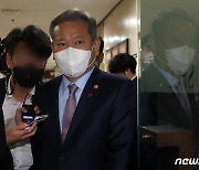 '이태원 참사 무혐의' 이상민 장관, 취재진 질문에 묵묵부답