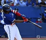 '풀 뜯던 젖소도 놀라' 게레로 주니어, 타격 연습서 150m 대형 홈런 '펑펑'