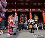 센소지에서 사진 찍는 대만·독일 관광객