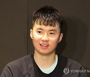 취재진 질문 답하는 이현중