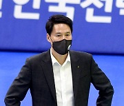 [MD포토] 강성형 감독 '쉽지 않아'