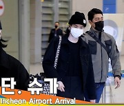 방탄소년단 ‘슈가’, 달달한 손인사 (인천공항 입국)[뉴스엔TV]