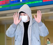 이준호, '공항 찾은 팬들에게 손인사' [사진]