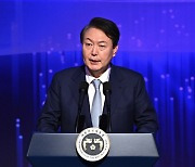 尹, UAE·스위스 순방 앞두고 "모든 일정, 경제에 초점···韓 투자환경 알릴 것"