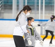 ‘고우림♥’ 김연아, 피겨강사 근황…꿈나무들 직접 지도