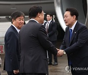 악수하는 윤석열 대통령과 국민의힘 정진석 비대위원장