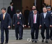 윤 대통령 환송 나선 국민의힘 정진석 비대위원장과 김대기 비서실장