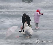 산천어잡이에 온 신경 '집중'