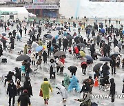 오락가락 겨울비 속 차분한 주말…겨울 축제장 추억 쌓기 한창