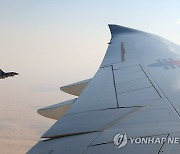 UAE 전투기 호위 받는 공군 1호기