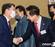 악수하는 안철수·김기현