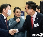 안철수·김기현 '미소 지으며'