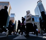 비정규직 절반 "눈치 보여서 휴가 못 써"…육아휴직은 '그림의떡'