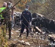 72명 탑승 여객기 추락 현장 출동한 네팔 구조대원