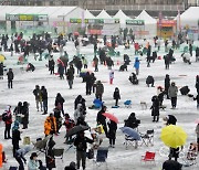 화천산천어축제 50만명 돌파...일부 프로그램은 중단