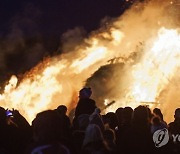 USA CHRISTMAS TREE BONFIRE