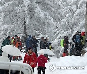 설경 장관인 대관령 찾은 등산객들