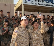 UAE 파병 아크부대 장병과 셀카찍는 윤석열 대통령