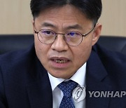 질문에 답하는 유국희 원자력안전위원장