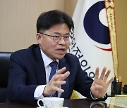 질문에 답하는 유국희 원자력안전위원장