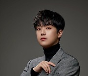 이찬원, 설 연휴 귀성길에 동행하고 싶은 스타 1위..."피로회복제 매력"