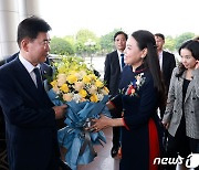 악수하는 김진표 국회의장·베트남 닝빙성 당서기