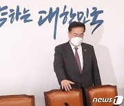 비대위 참석하는 정진석 비대위원장