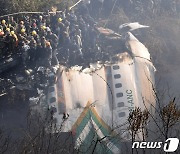 네팔 비행기 추락 현장 수습하는 구조대원들