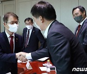 2023년 고용상황 점검, 연구기관장들과  인사하는 이정식 고용노동부 장관