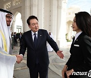 UAE 대통령에게 김건희 여사 소개하는 윤 대통령