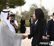 UAE 보훈청장과 악수하는 김건희 여사